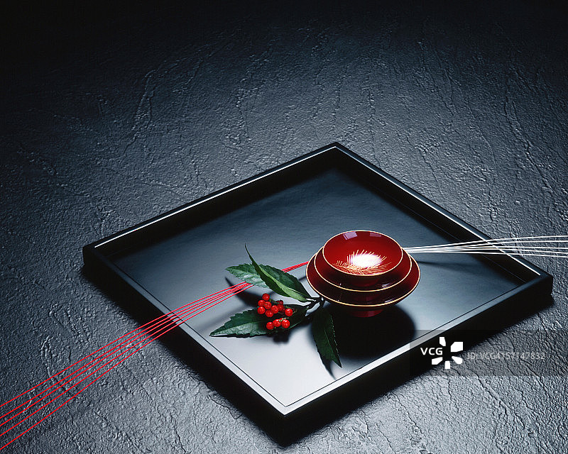 托盘上的清酒杯图片素材