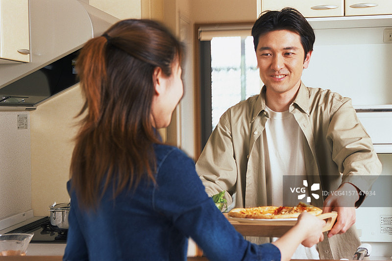 男人帮助他的妻子准备饭菜图片素材