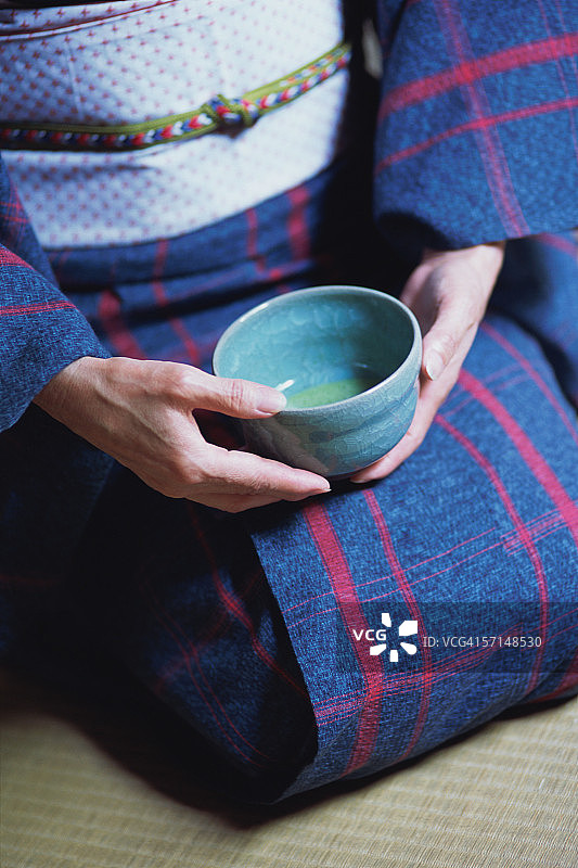 手持茶杯的中年妇女图片素材