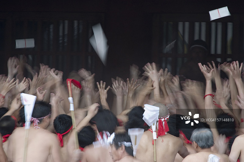 日本节日人群绑钱，动作模糊图片素材