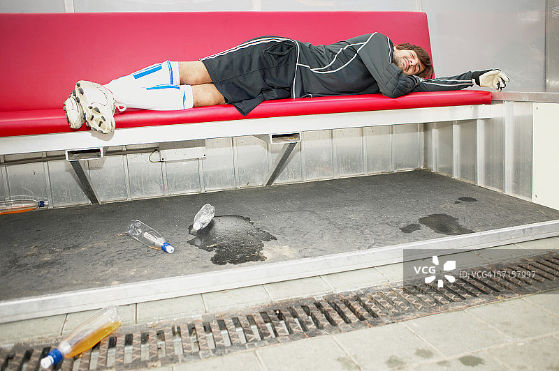 守门员在长凳上睡着了图片素材