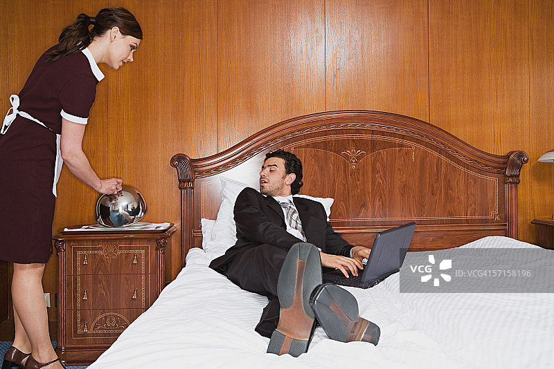 女佣给商人送餐图片素材