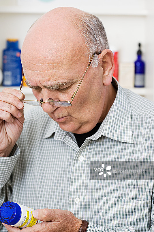 男人看一瓶维生素图片素材