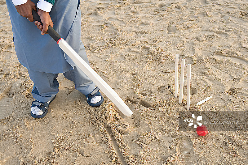 男人在海滩上打板球图片素材