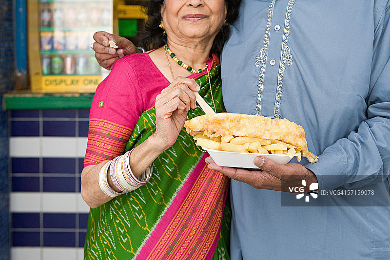 印度夫妇享用炸鱼薯条图片素材