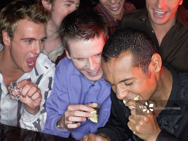 在酒吧喝酒的男人图片素材