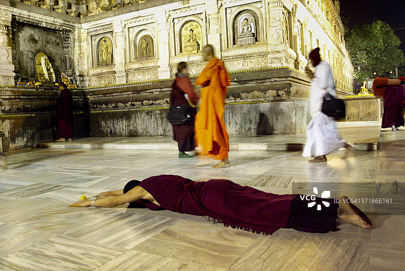 虔诚的祈祷与俯卧图片素材