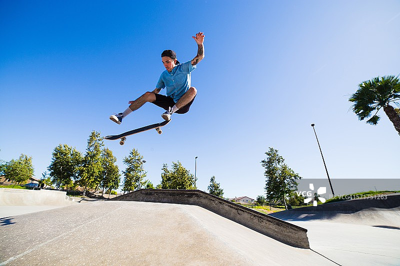 在美国加利福尼亚州Eastvale公园玩滑板的年轻男人图片素材