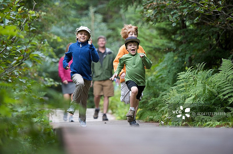 一家人探索阿拉斯加州Girdwood的Winner Creek森林图片素材
