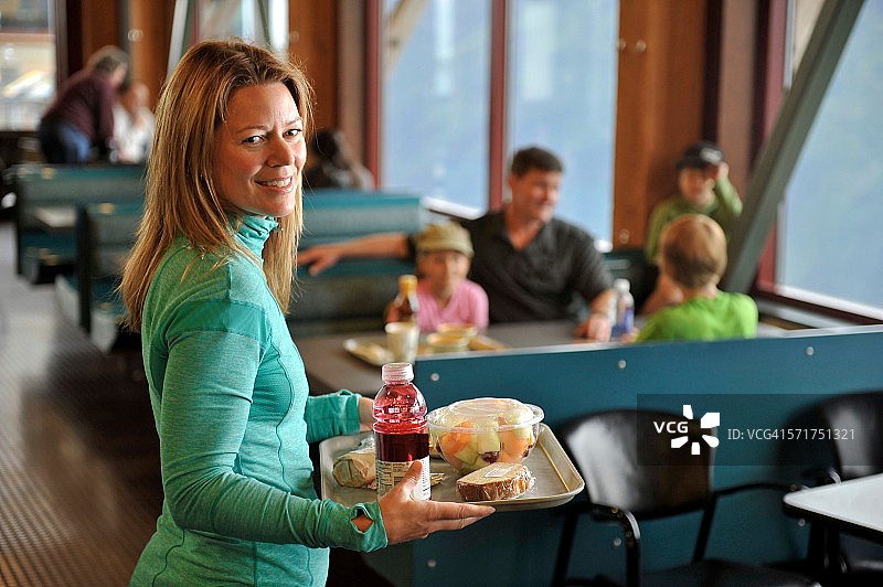 家人在阿拉斯加徒步休息图片素材