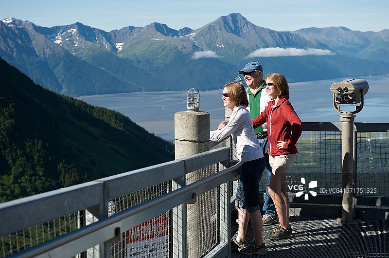 在阿拉斯加州格德伍德阿利耶斯卡度假村圆形屋顶观景台欣赏风景的游客图片素材