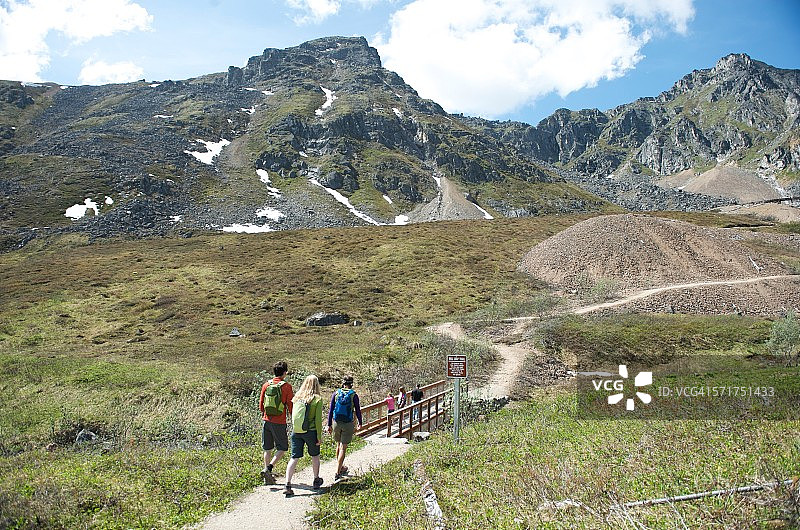 徒步旅行者探索美国阿拉斯加州马塔努斯卡山谷哈彻山口图片素材
