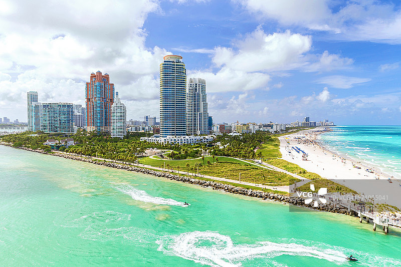 迈阿密南海滩公园和摩天大楼图片素材