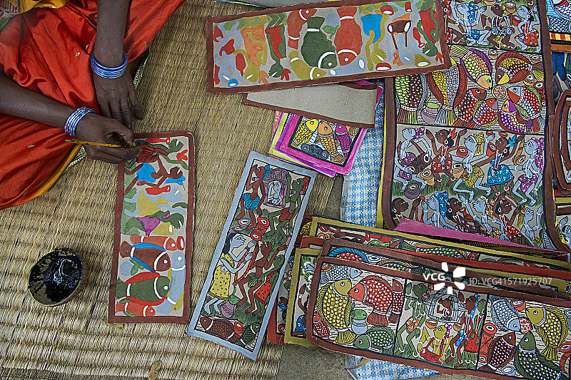 女人用刷子和颜料制作盆画图片素材