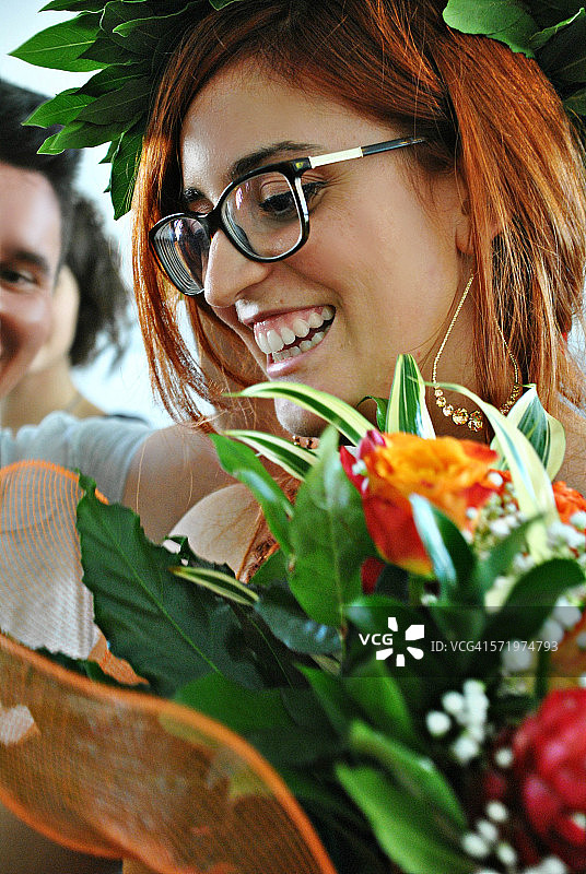 年轻女人毕业图片素材