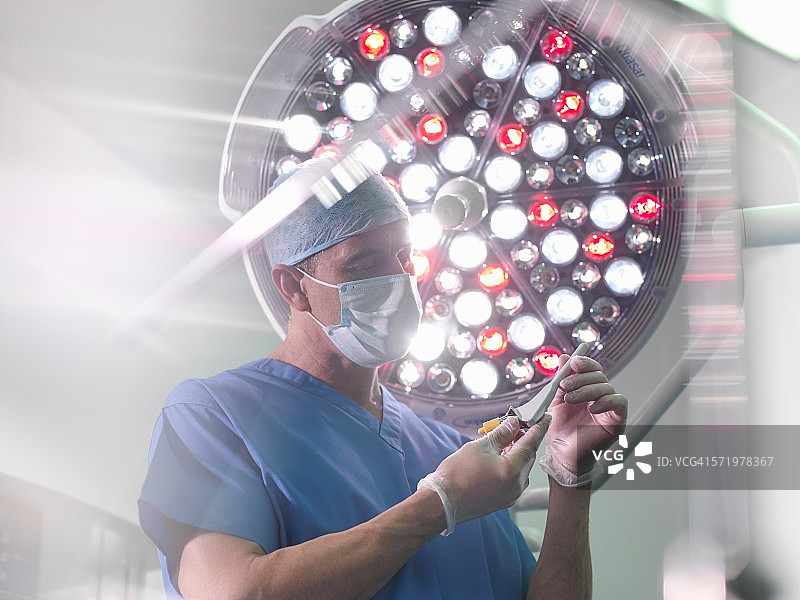 骨科医生在手术室进行髋关节置换图片素材