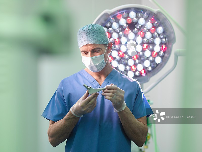 骨科医生在手术室进行髋关节置换图片素材