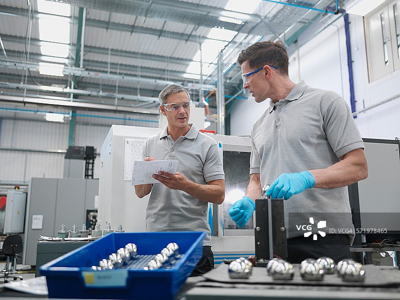 工程师在骨科工厂完成人工髋关节图片素材