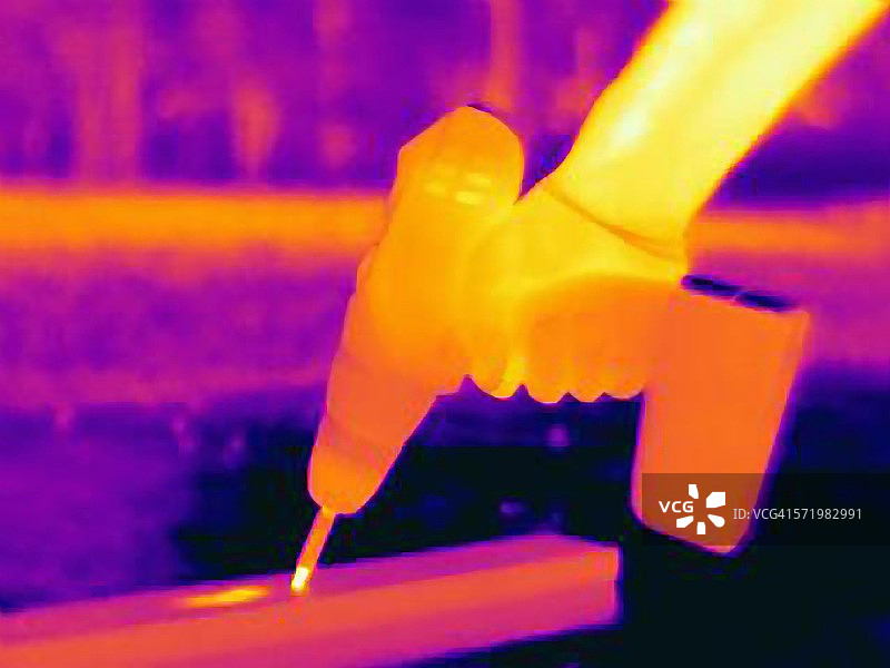 年轻人用手持钻的热感照片图片素材