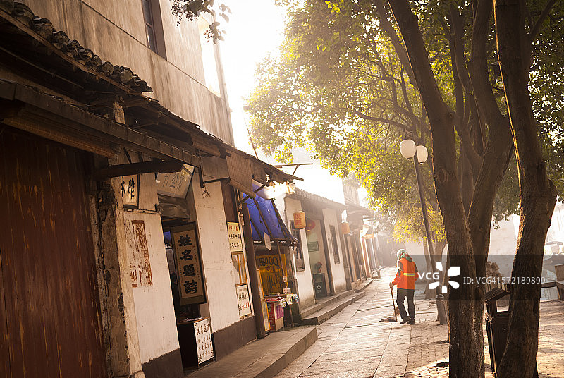周庄街道上的环卫工人图片素材