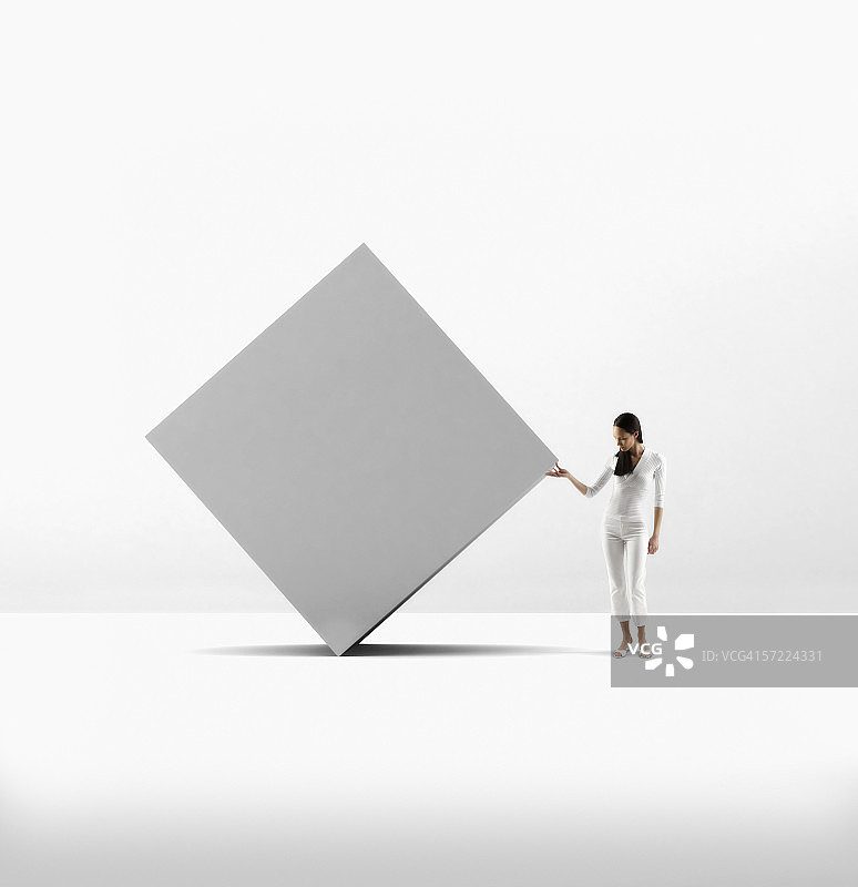 looking under large object的健壮女人图片素材