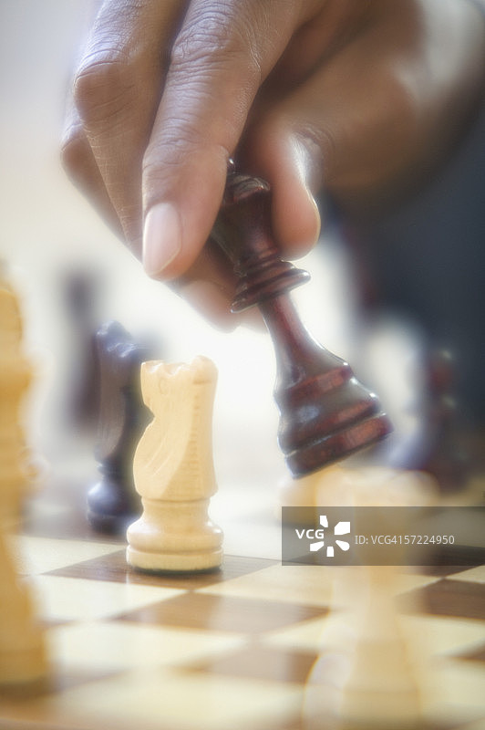 特写：手部移动棋子图片素材