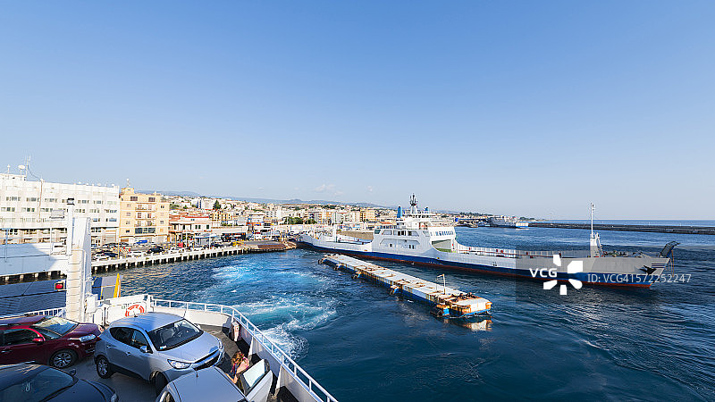 意大利墨西拿海峡，岸边的渡轮图片素材