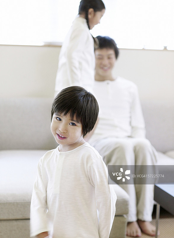 微笑的日本男人和孩子们图片素材