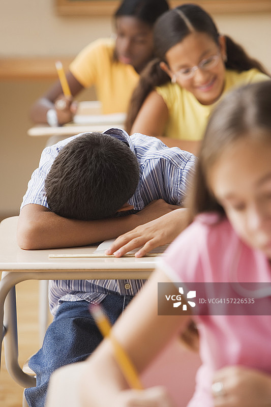 课堂上睡觉的学生图片素材