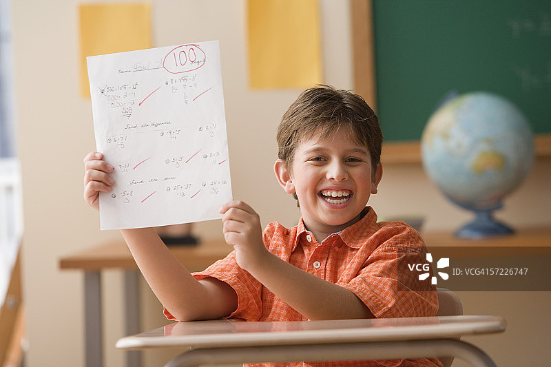 学生炫耀他的100分试卷图片素材