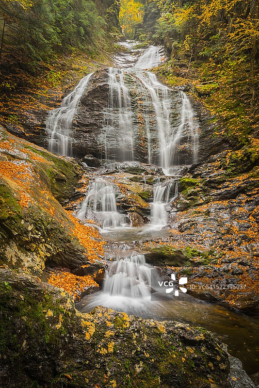 秋季的苔藓格伦瀑布（佛蒙特州）图片素材