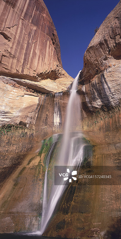 犹他州大阶梯-埃斯卡兰特国家纪念碑下小牛溪瀑布图片素材