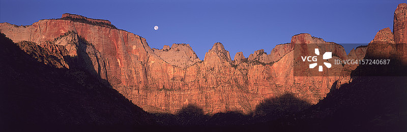 犹他州锡安国家公园西庙和处女塔的日出与满月西落图片素材