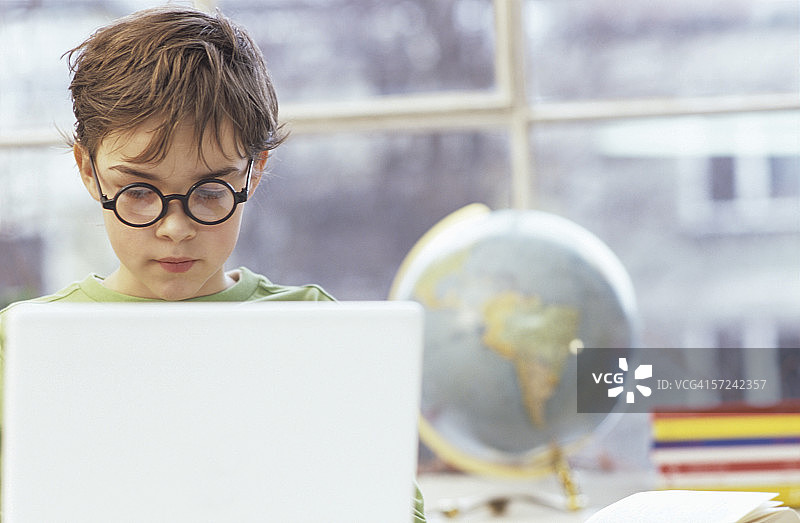 使用笔记本电脑的男孩（8-9岁）图片素材