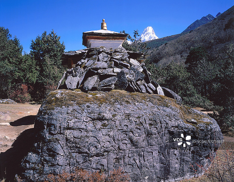 佛塔与阿玛达布拉姆峰，拍摄于寺院下方，尼泊尔昆布图片素材