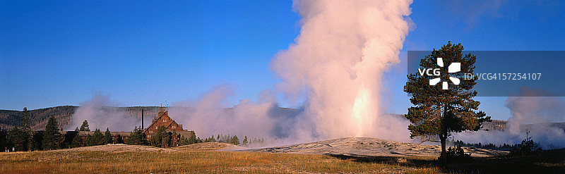 老忠实间歇泉和老忠实旅馆景观（怀俄明州黄石国家公园）图片素材