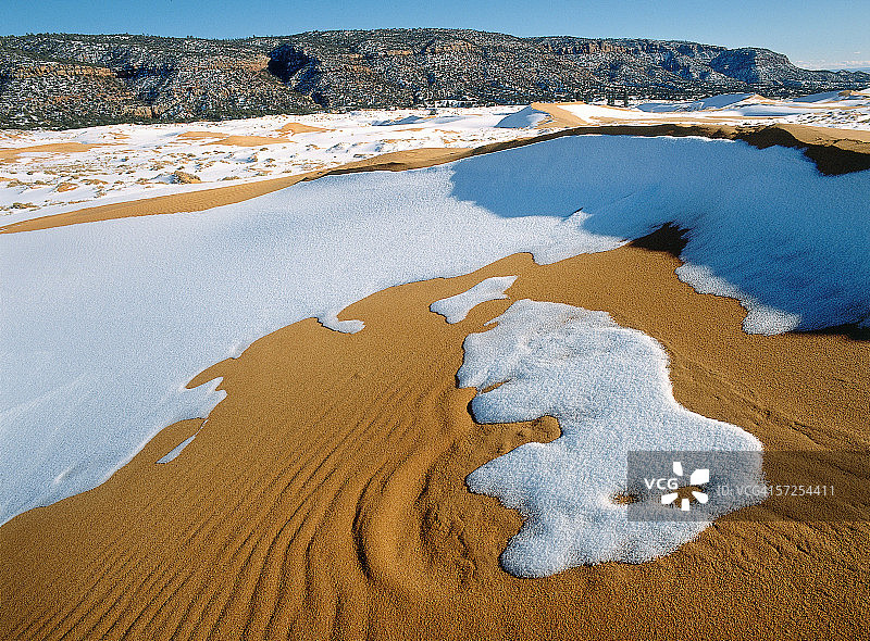 冬季涟漪沙丘上的积雪图片素材