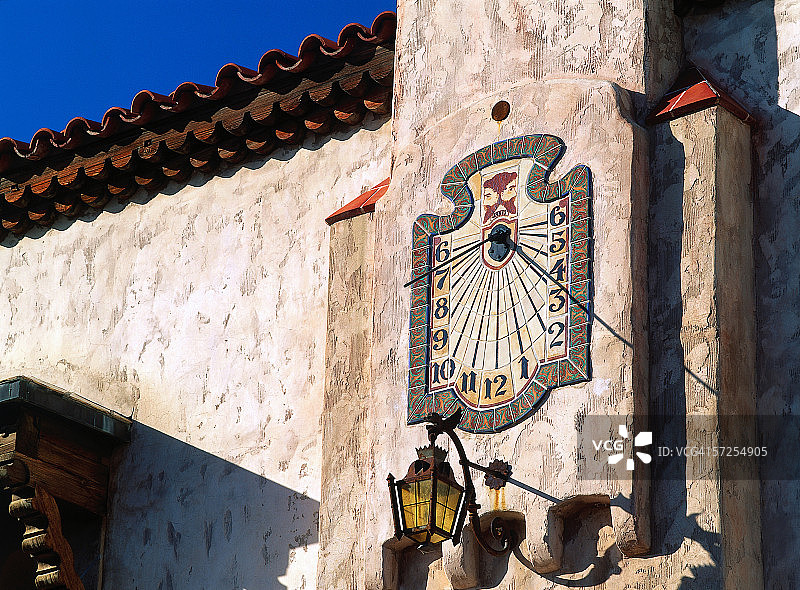 斯科特城堡墙壁上的日晷细节，美国加州死亡谷国家公园图片素材