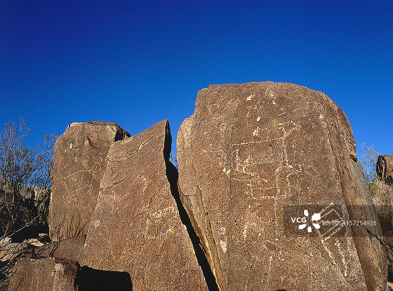 描绘岩石人物的岩画，新墨西哥州三河州立公园图片素材