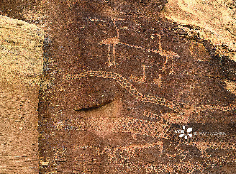 犹他州九英里峡谷的起重机和蛇岩画图片素材