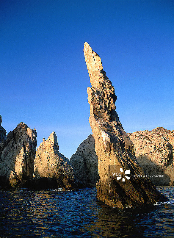 卡波圣卢卡斯海面上的高耸海蚀柱，科尔特斯海，墨西哥下加利福尼亚州图片素材
