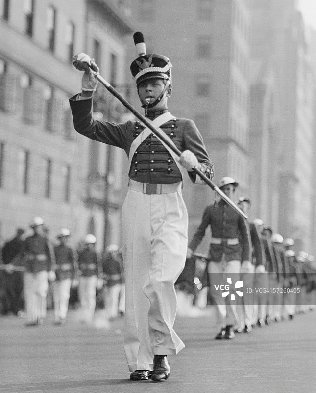 身着老式制服的鼓号长在游行队伍中领队（黑白照片）图片素材