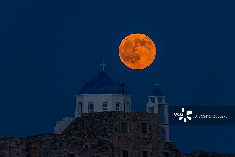 城堡上空的蓝色月亮图片素材