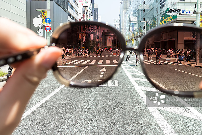 透过太阳镜看到的白天银座图片素材