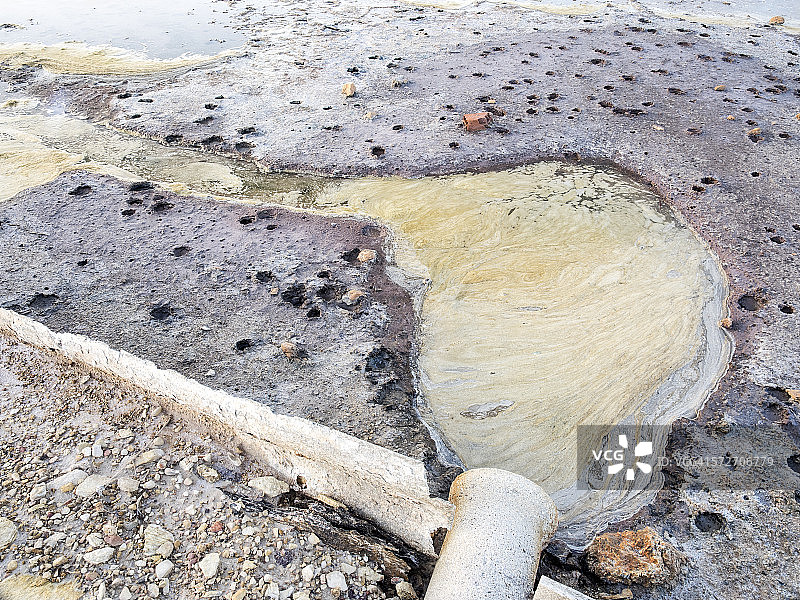 被泡沫污染的水面图片素材