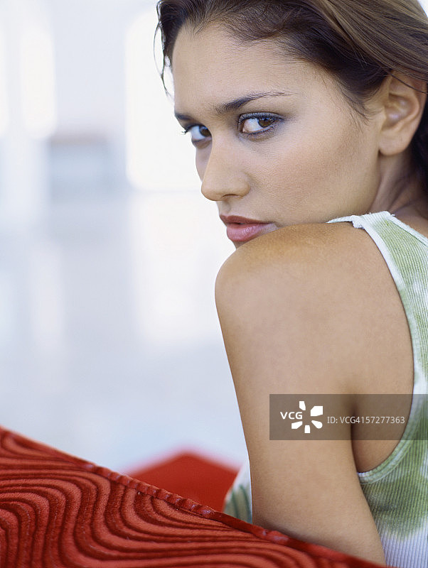 回头看的年轻女子肖像图片素材