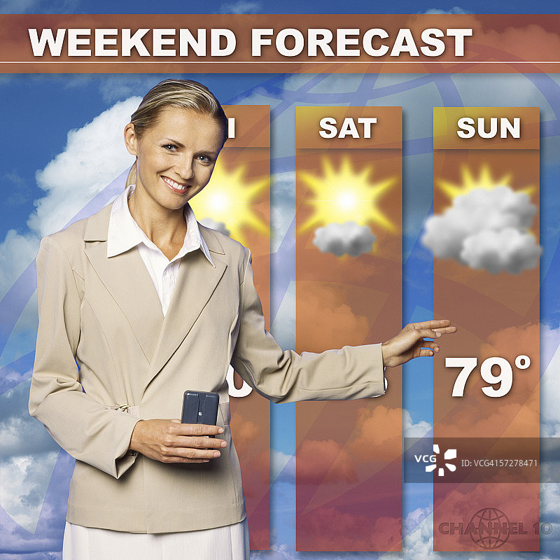 中年女人在电视上播报天气预报图片素材