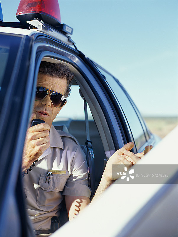 坐在车里用无线电的警察图片素材
