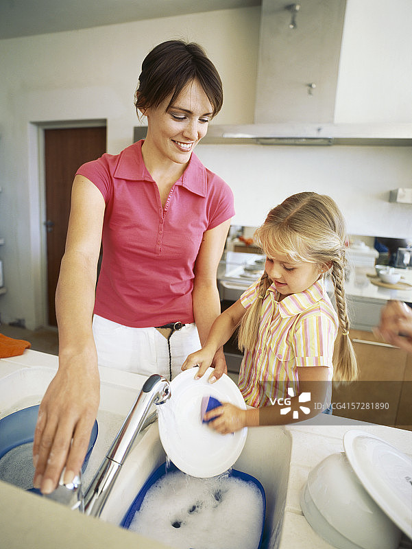 母女洗碗的特写图片素材