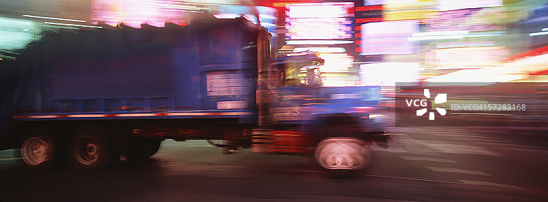 垃圾车驶过纽约时代广场图片素材